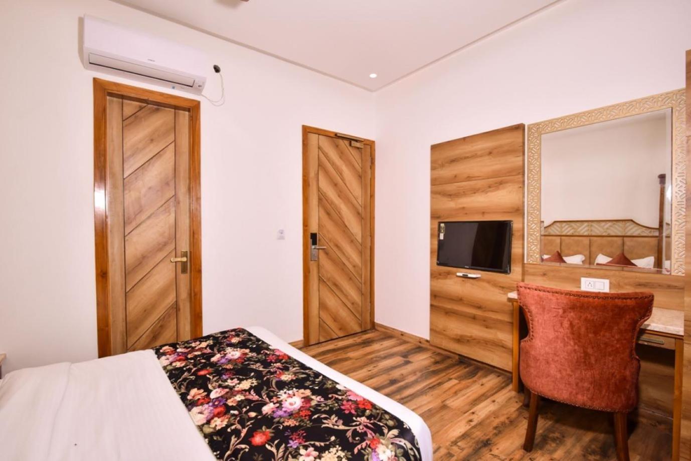 Hotel Rv Golden Amritsar Buitenkant foto